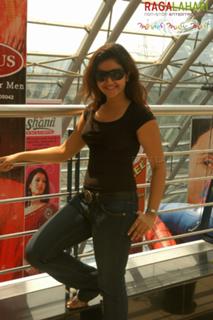 Poonam Bajwa feet photo 3