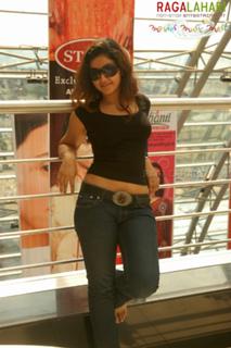 Poonam Bajwa feet photo 4