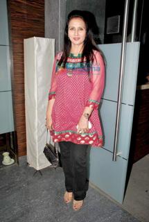Poonam Dhillon feet photo 5