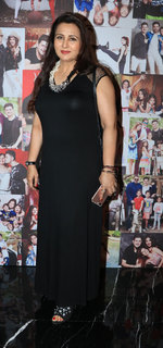 Poonam Dhillon feet photo 5