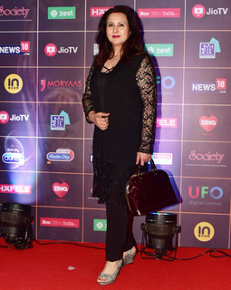 Poonam Dhillon feet photo 19