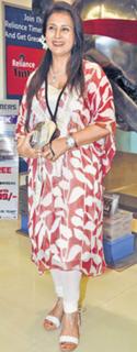 Poonam Dhillon feet photo 18