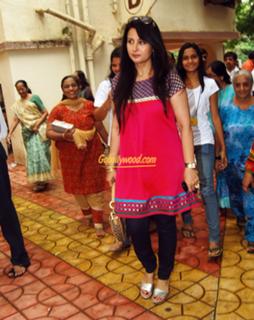 Poonam Dhillon feet photo 17