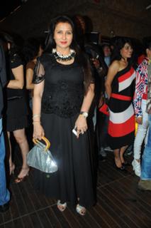 Poonam Dhillon feet photo 11