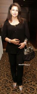 Poonam Dhillon feet photo 8