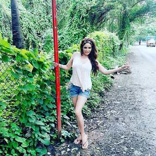 Poonam Jhawer feet photo 4