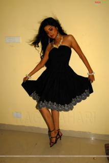 Poonam Kaur feet photo 20
