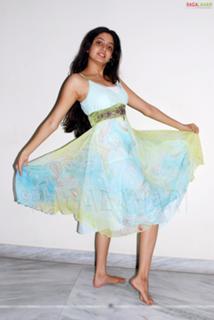 Poonam Kaur feet photo 18
