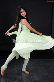 Poonam Kaur feet photo 17