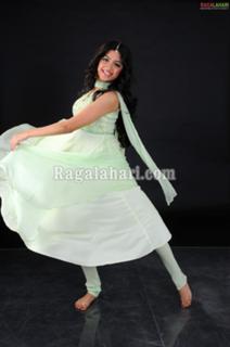 Poonam Kaur feet photo 16