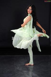 Poonam Kaur feet photo 13