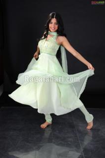 Poonam Kaur feet photo 10