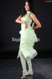 Poonam Kaur feet photo 5