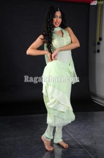 Poonam Kaur feet photo 4