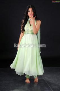 Poonam Kaur feet photo 1
