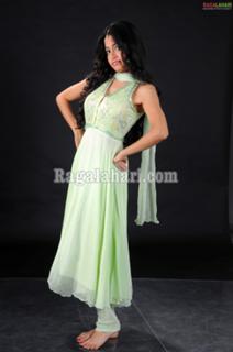 Poonam Kaur feet photo 20