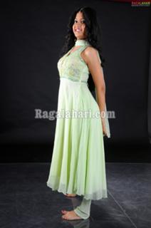 Poonam Kaur feet photo 19