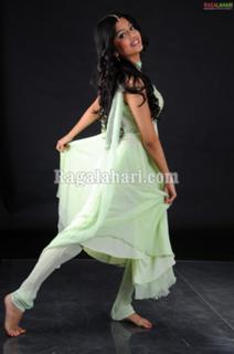 Poonam Kaur feet photo 17