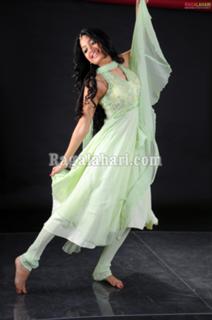 Poonam Kaur feet photo 16