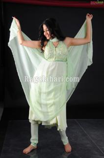 Poonam Kaur feet photo 15