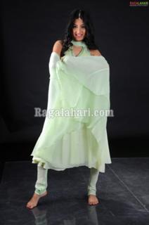 Poonam Kaur feet photo 14
