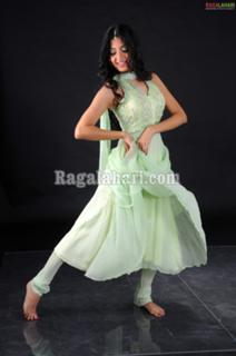 Poonam Kaur feet photo 13