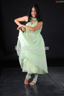 Poonam Kaur feet photo 12