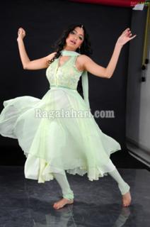 Poonam Kaur feet photo 10