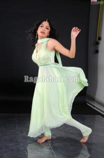 Poonam Kaur feet photo 9