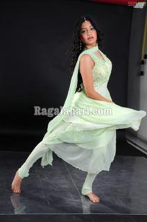 Poonam Kaur feet photo 7
