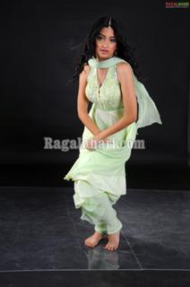 Poonam Kaur feet photo 5
