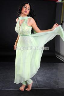 Poonam Kaur feet photo 3