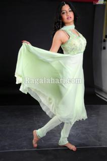 Poonam Kaur feet photo 2