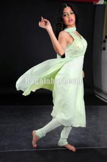 Poonam Kaur feet photo 1
