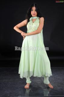 Poonam Kaur feet photo 20