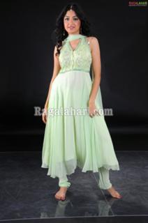 Poonam Kaur feet photo 19