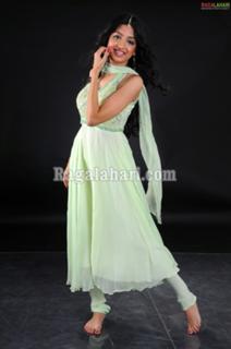 Poonam Kaur feet photo 18