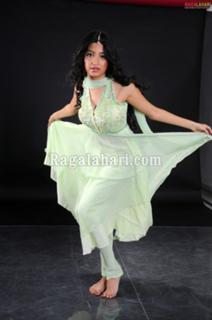 Poonam Kaur feet photo 14