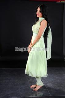 Poonam Kaur feet photo 13