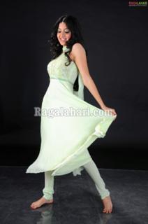 Poonam Kaur feet photo 11
