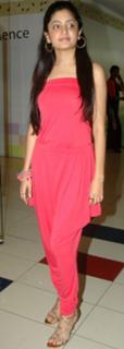 Poonam Kaur feet photo 1
