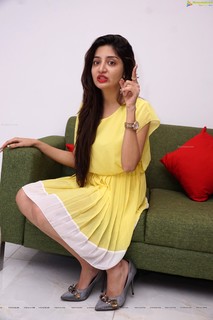 Poonam Kaur feet photo 8