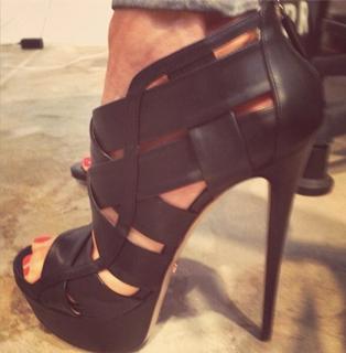 Poonam Pandey feet photo thumbnail