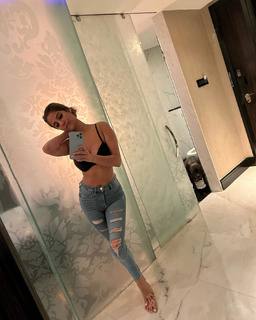 Poonam Pandey feet photo thumbnail