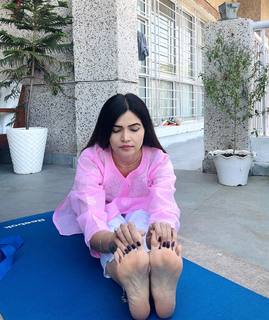 Poonam Yadav feet photo thumbnail