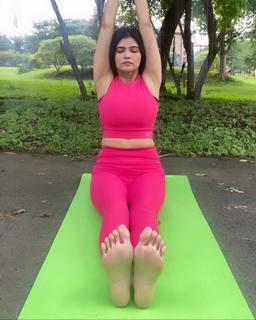Poonam Yadav feet photo thumbnail