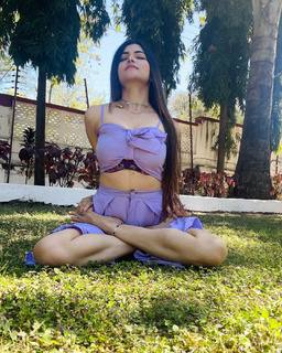 Poonam Yadav feet photo thumbnail