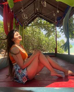 Poonam Yadav feet photo thumbnail