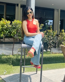 Poonam Yadav feet photo thumbnail