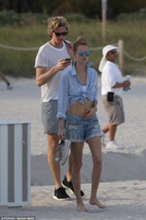 Poppy Delevingne feet photo thumbnail